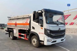 Dongfeng 8200 Liters Oil Truck 
