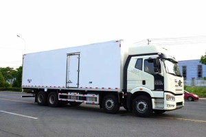 Jiefang J6P 8X4 refrigerated truck with double sleeping berth