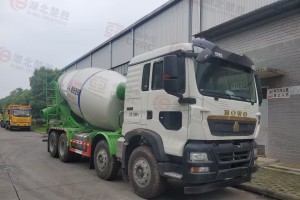Sinotruk Howo 8X4 12CBM cement mixer truck