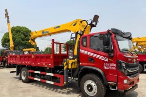 Dongfeng DV3 truck with XCMG 10 ton 5-section crane