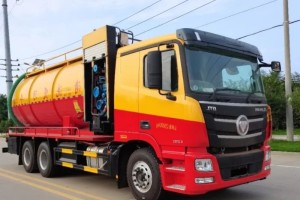 Mercedes Benz Auman 6X4 cleaning and suction truck