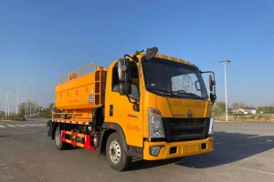 Sinotruk Howo 4x2 cleaning and suction truck