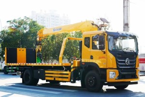 Dongfeng T5 obstacle clearing vehicle with crane